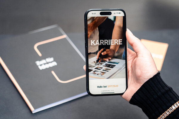 Karriere-Webseite: Wie Sie die eigene Website effektiv zur Mitarbeitergewinnung nutzen. Dieses Bild zeigt ein Handybildschirm.