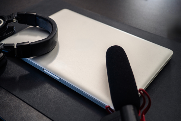 Dieses Bild zeigt ein Tonaufnahmegerät mit Mikrofon