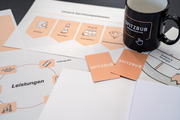 Corporate Design bei der Unternehmensgründung. Dieses Bild zeigt analoge Produkte von Spitzbub.