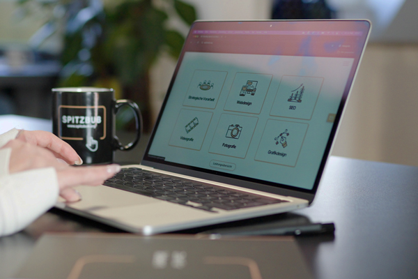 Erfahren Sie, wie Ihre Unternehmenswebsite zum wirkungsvollen Aushängeschild Ihrer Marke wird - für mehr Sichtbarkeit, Vertrauen und Kundengewinnung. Dieses Bild zeigt einen Laptop.