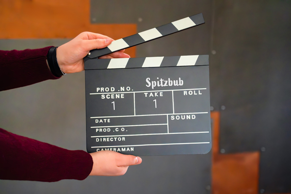 content marketing definition, content marketing strategie, content marketing konzept, markenstrategie storytelling, storytelling in der markenkommunikation. Dieses Bild zeigt eine Filmklappe.