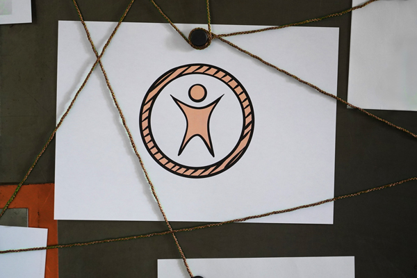 Foto des Barrierefreiheitssymbol an einer Wand