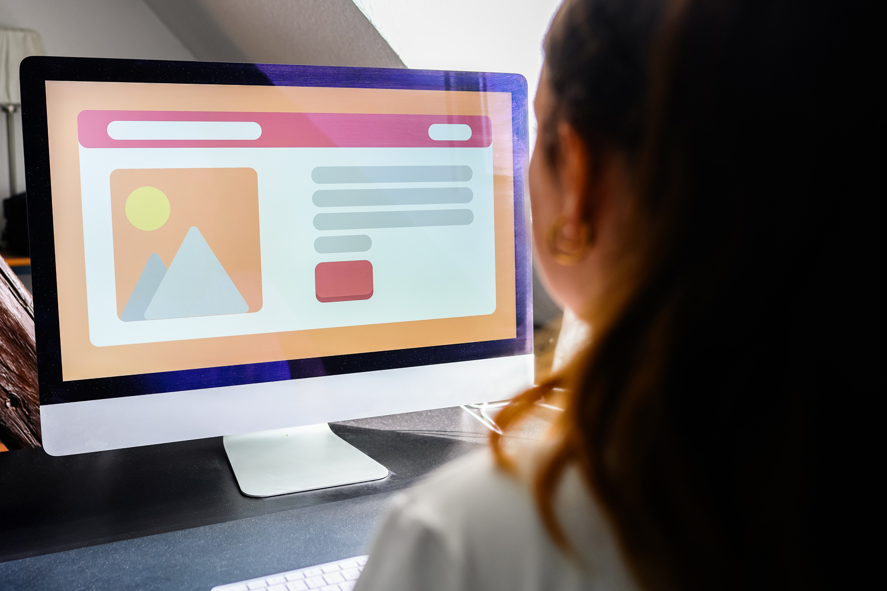 eine frau sitz vor einem Computer und hat ein Template geöffnet