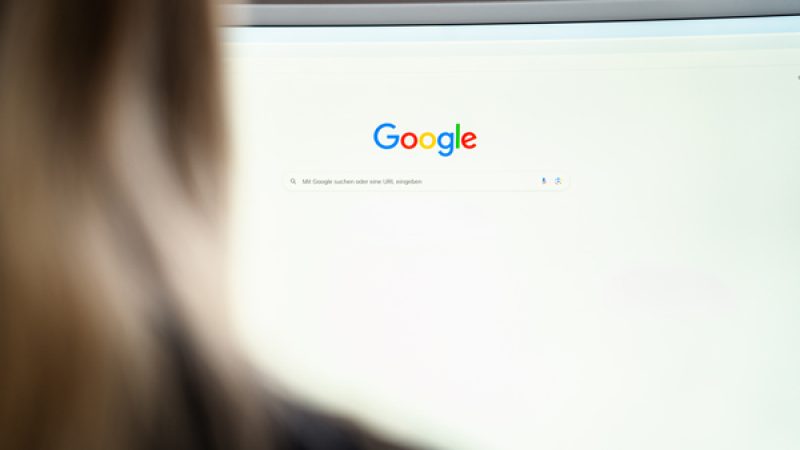 SEO mit GoogleMyBusiness. Dieses Bild zeigt einen Computermonitor mit Googleeingabe.