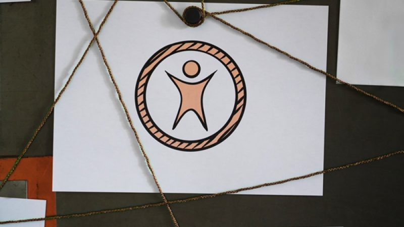 Foto des Barrierefreiheitssymbol an einer Wand