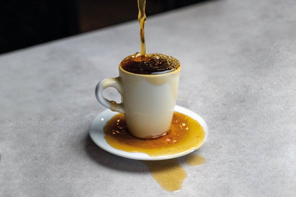 Dieses Bild zeigt eine Kaffeetasse, die überläuft